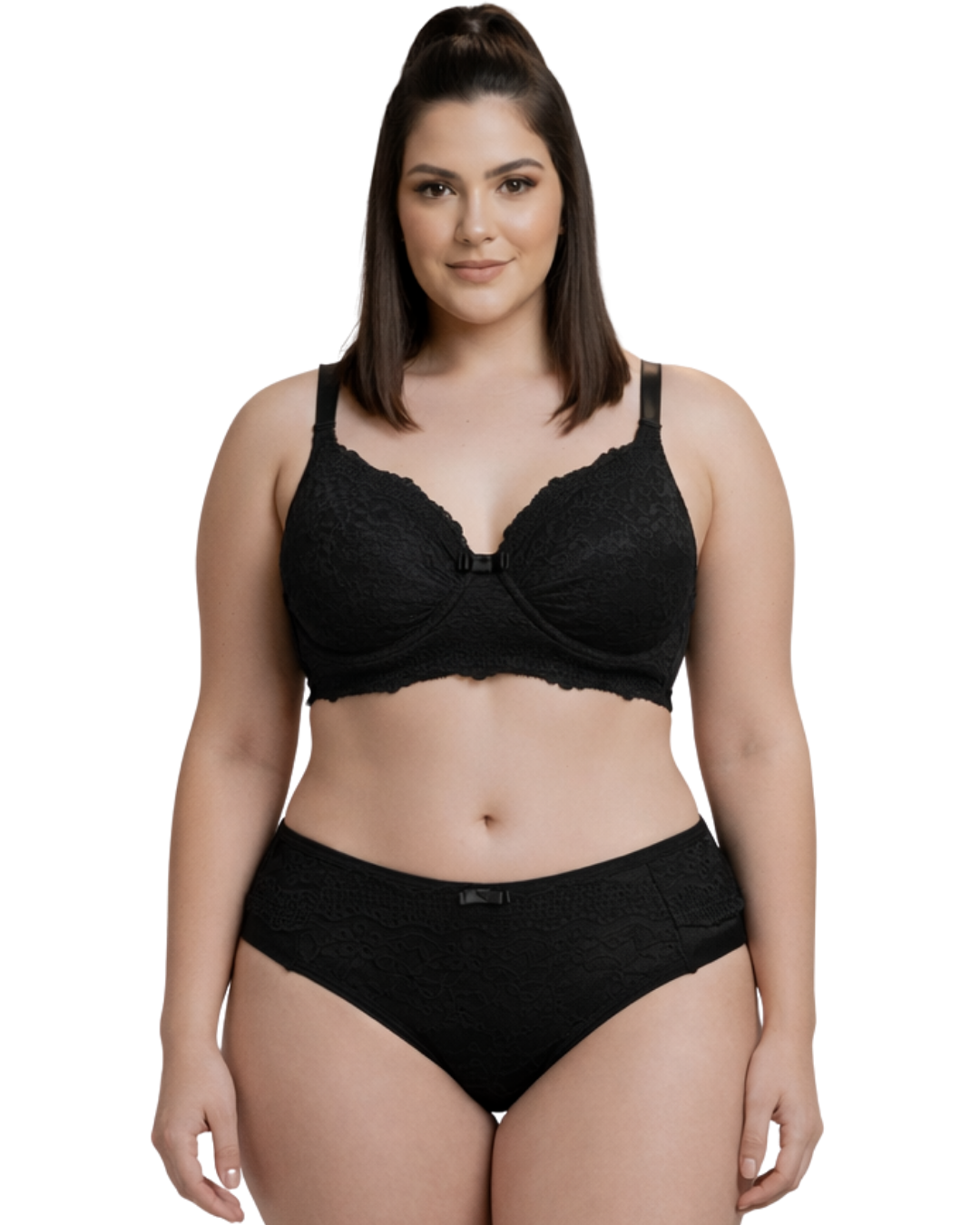 Modelo vestindo conjunto de lingerie preto refor&ccedil;ado em renda lese. Suti&atilde; com bojo, aro e base larga para sustenta&ccedil;&atilde;o. Calcinha fio duplo de cintura m&eacute;dia. Tamanhos M, G e GG.
